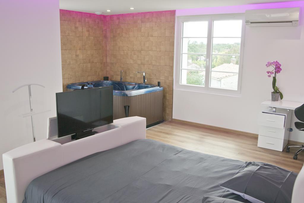 Moulin Des Tours Bed & Breakfast Barbaste Room photo