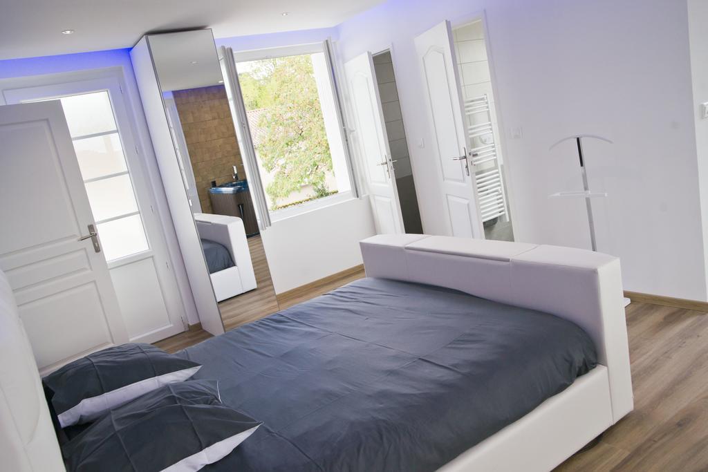 Moulin Des Tours Bed & Breakfast Barbaste Room photo